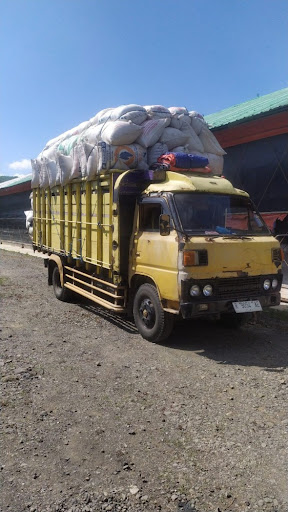 Armada Truk Canter Penuh Karung Sekam Siap Distribusi Lintas Kota